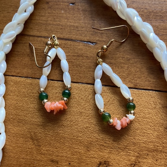 Vintage Twisted Rice Mother Of Pearl, Coral and Jade Set - Picture 3 of 11